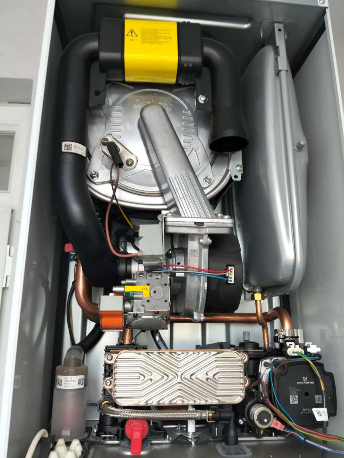 Kombim petekleri ısınıyor fakat sıcak su alamıyorum !